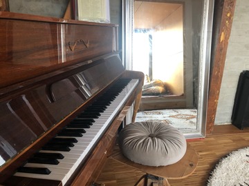 Renting out: Welcome Zu Hause, Room with Piano for Rent
