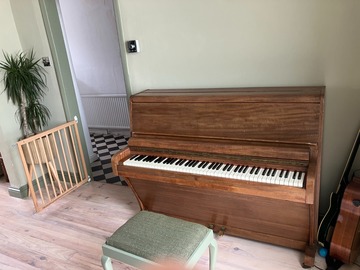 Vermieten: Room with lovely sounding 1930's Broadwood piano in Brighton