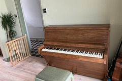Renting out: Room with lovely sounding 1930's Broadwood piano in Brighton