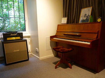 Raum Vermieten: Kleiner Raum mit Solton Klavier