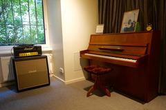 Vermieten: Kleiner Raum mit Solton Klavier