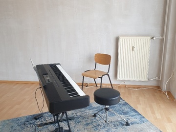 Raum Vermieten: Heller  Unterrichtsraum / Überaum mit E-Piano in Dresden
