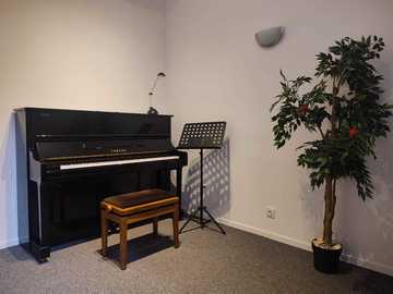 Renting out: 1 prs. exercise on upright piano Yamaha Brussels 
