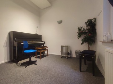 Renting out: 2 pers. upright piano, singer+ accomp.