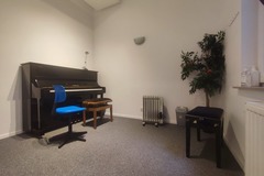 Renting out: 2 prs. practice / teachers - Yamaha Upright Piano - Brussels