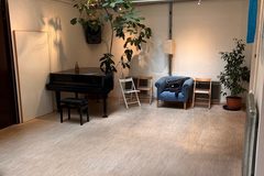 Raum Vermieten: A seminar room with grand piano
