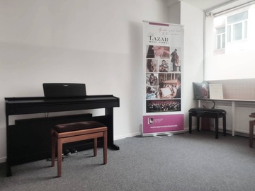 Renting out: 1 prs. practice (singing) Electric Piano - Brussels