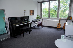 Raum Vermieten: Schönes Zimmer mit Petrof Klavier   #248