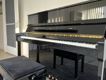 Studio mit Schimmel-Klavier am Hbf Düsseldorf