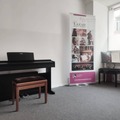 Renting out: 2 pers. - singers, teaching, e-lessons on E-Piano Brussels