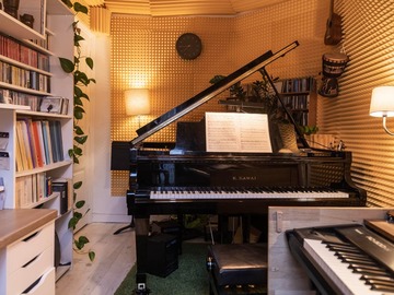 Studio de répétition lumineux avec piano à queue à Pantin