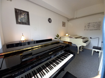 Raum Vermieten: Freundliches Musikstudio mit zwei Flügeln