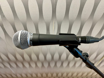 Raum Vermieten: Gesangsmikrophon SM 58 + Ständer und Kabel
