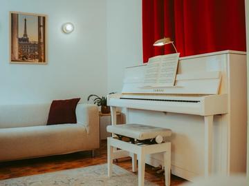 Raum Vermieten: Übungsraum 'Paris' mit weißem Yamaha Klavier