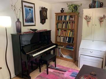 Vermieten: Yamaha Upright and Score Library in Colourful Garden Studio