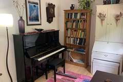 Vermieten: Yamaha Upright and Score Library in Colourful Garden Studio